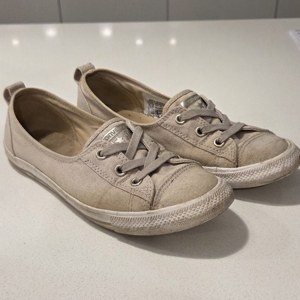 💕3/20$💕Converse Women's Low-Profile Slip-On Sneakers in Beige